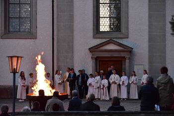 Osterfeuer in der Kirche