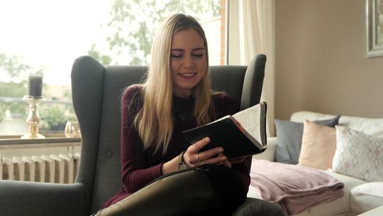 Mirjana betet mit der Bibel