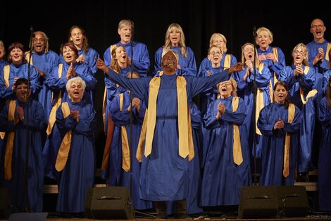 Gospel-Sterne unter der Leitung von Eric Bond Gospel-Sterne unter der Leitung von Eric Bond